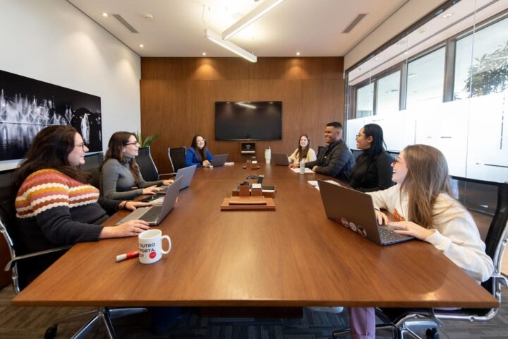 Na imagem, vemos um grupo de pessoas em uma sala de reunião, discutindo sobre Venture Capital.